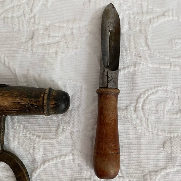 Vintage Herb Chopper Apple Corer & Biscuit Cutter Utensils Wood Handles - Picture 3 of 11